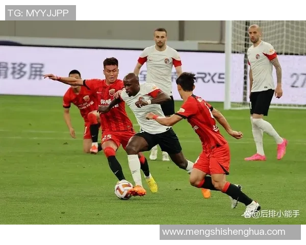 足球明星因场外冲突引发激烈打架事件 球迷与媒体高度关注此事发展 足球明星因场外冲突引发激烈打架事件 球迷与媒体高度关注此事发展