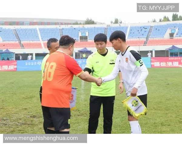 足球场上悠闲散步的球星们与赛场激烈对抗的鲜明对比